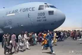 当难民抢到了飞机的‘挂票’，人生多了2分钟还是缩短了几十年？图片