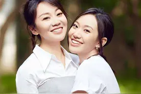 闫妮母女同接广告捞金，48岁闫妮与女儿似姐妹，两人笑起来太像了图片