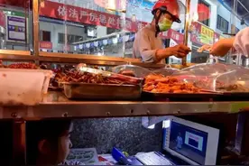 7岁女孩案板下网课照刷屏：毁掉一个孩子，就让她“快乐学习”图片