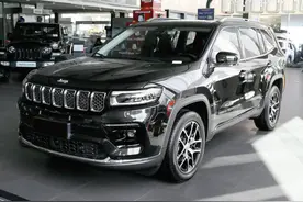 霸气舒适又省油，合资旗舰大7座SUV，物美价廉，实拍JEEP大指挥官图片