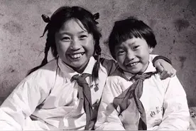 还记得暴雪中保护集体羊群致残的英雄姐妹吗，后来她们怎么样？图片