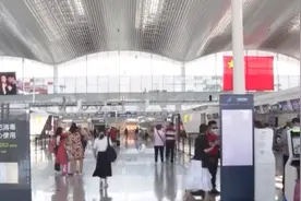 广州白云机场国内航班量、旅客量逐步恢复 暑期无陪儿童出行增多图片