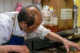 上海62岁大叔卖葱油饼，每天限量300个赚1200元，很多人却说他傻图片