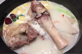 炖骨头汤，只焯水处理是错的！做好“3点”，骨汤奶白香浓没腥味图片