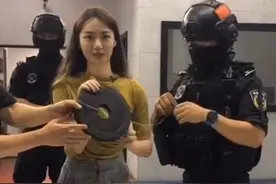 快点温州主持人用枪组装射击训练中（二）图片