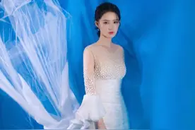 李沁还是对“竹签鞋”下了手，脚和地面成90度，这谁驾驭得住？图片