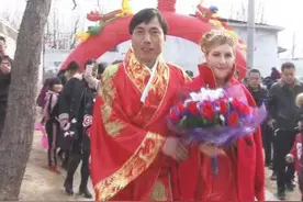 河南农村小伙迎娶外国媳妇，生下混血儿，一家人和和美美羡煞旁人图片