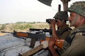 印特种兵突袭克什米尔山谷，巴铁士兵全部战死，现场留下大量武器图片