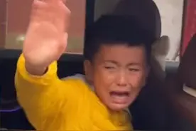 河南男孩假期结束不舍与爷爷奶奶分别哭成泪人，扔钱那一刻破防了图片