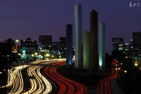 小说：他猛地掷出飞刀，命中对手，赢得了比赛的胜利图片