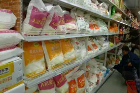 夏天储存面粉，超市员工教你一招，面粉不发霉不生虫，超简单图片