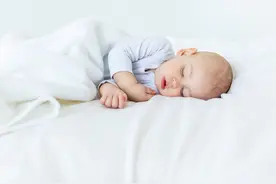 0-12个月婴儿睡觉时为什么头上会出汗特别多？图片