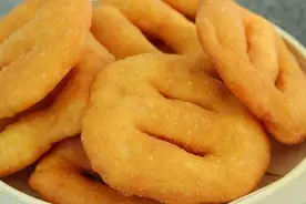 油饼这样做太好吃了，不加泡打粉，蓬松酥软越嚼越香，简单易学图片