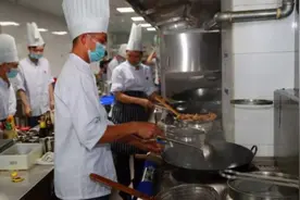 番颠厨师炒菜时，为什么要将水龙头一直开着，这样不浪费吗？图片