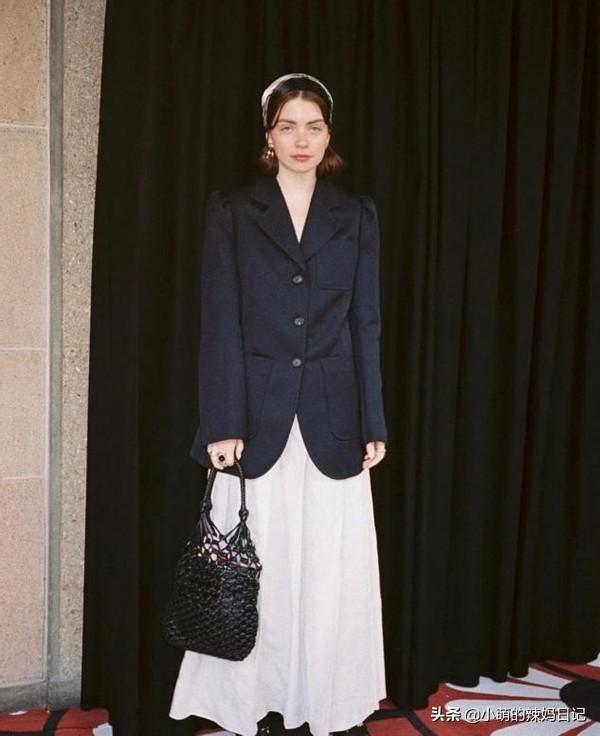 入春怎么穿？回头率最高的穿搭参考：“长裙+外套”，气质又高级