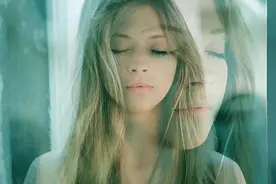 长得越好看的女人，大脑越聪明？心理学家的解释很简单图片