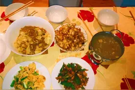 同事请客，他媳妇嫌饭店贵，自己做菜招待，同事：以后请我都不去图片