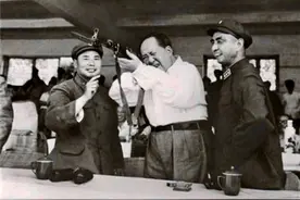 毛泽东持枪照的背后：说说当年全军“大比武”明星鲜为人知的故事图片