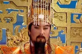 国家一级演员王卫国：回乡祭祖，发现自己被印在冥币上，勃然大怒图片