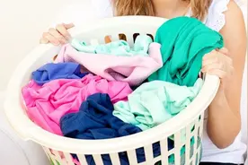 家长们，你们的衣服会和宝宝的混在一起洗吗？图片
