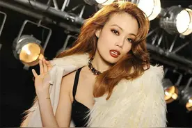 容祖儿母女现身寺庙与和尚合影，对方是周海媚前男友，已出家12年图片