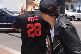 爆笑恶搞：长臂男偷偷给路人挠痒痒，太逗了视频封面