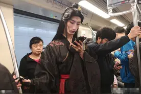 1.8米男子男扮女装穿汉服，现身上海地铁，大妈的表情一下子亮了图片
