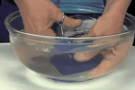 把玻璃放在水中，竟然轻松剪出了任意形状！图片