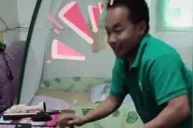 608分！农民工在工地给孩子查成绩，激动得快摔倒，网友评论心酸图片