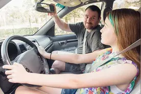 怎么区分会开车和不会开车的人？内行人：4个细节显差距图片