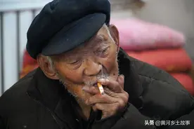 山西农村老爷爷101岁，抽烟喝酒80多年，看活得咋样图片