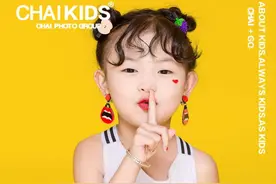 我快要崩溃了，我家小孩回家就脱鞋子，在地板上到处跑还要上沙发图片