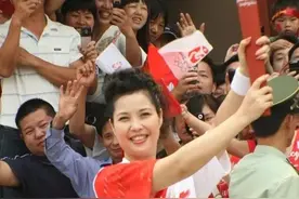 李双江频露面，忙走穴赚钱，却被指吃相难看，老艺术家头衔变了味图片