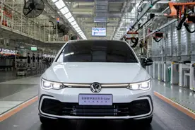 大众打造的精品两厢车，第八代高尔夫满载5人不挤，底盘还有质感图片