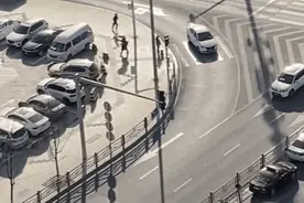 女孩狂奔踩点上班被老板拍下，你怎么看？图片