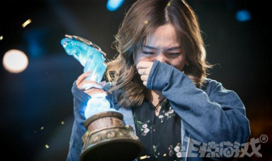不给打比赛还被馋身子？LOL美女辅助手撕俱乐部，玩家却质疑了？