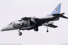 飞行员太糊涂，炫技变丢脸！操作失误，鹞式战斗机如铁块一样坠海图片