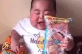 表情包：你饿了就打电话给我，我吃零食嚼给你听你图片