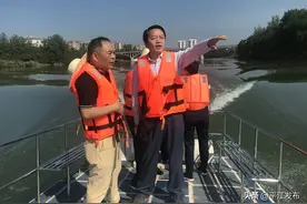 平江：黄伟雄率队开展巡河工作图片
