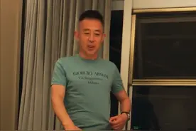 54岁侯勇近况曝光，身材壮硕不输小伙，现身酒局抽80块香烟太瞩目图片