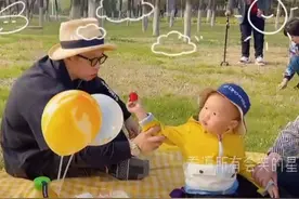 德云社烧饼一家五口外出春游，妻子怀孕光脚坐草坪，儿子与他撞脸图片