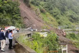四川泸定境内多处断道 前往海螺沟需绕行图片