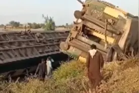 记者探访巴基斯坦火车相撞现场：搜救结束 初步调查铁轨存故障图片