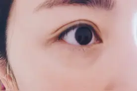 春晚主持人李思思身体抱恙？晒大眼自拍眼袋乌青，发文紧急求助图片