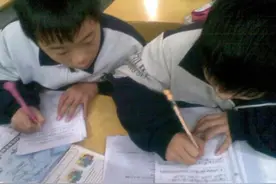 抄作业也能“翻车”？B抄成13，最尴尬的是抄成全班唯一满分图片