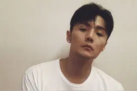 硬汉李荣浩：车祸死里逃生，爸爸过世滴泪未流，扛下巨债人生逆袭图片