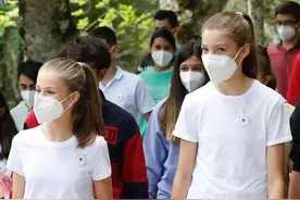 西班牙公主姐妹独挑大梁，罕见穿同款休闲装，妹妹竟比姐姐高一头图片