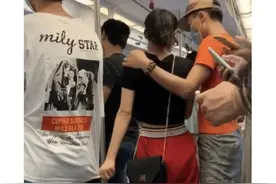 在地铁上看到这一幕，我该不该告诉她男朋友？当时挺尴尬的图片