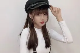 玩手机看视频“混”日子，LPL主持骆歆素颜直播，粉丝直言太真实图片