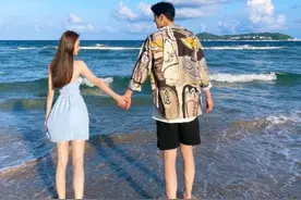 郭品超中秋携女友秀恩爱，两人漫步海边，牵手相拥举高高甜度爆表图片